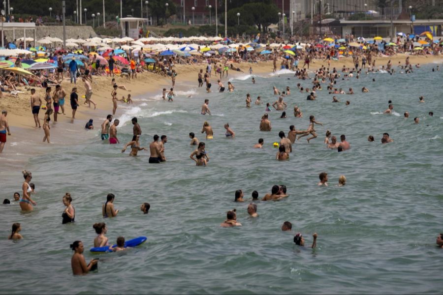 Der Strand in Barcelona war am Samstag schon vor 10 Uhr voll.