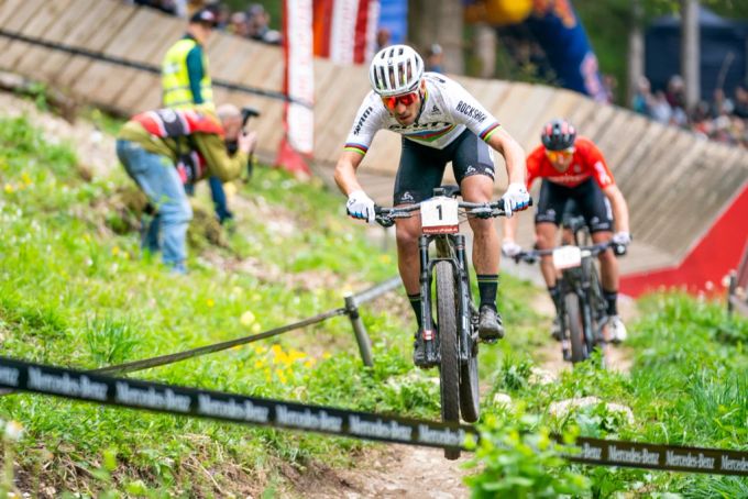 Nino Schurter fährt beim Weltcup in Albstadt (D) auf Rang zwei. Albstadt