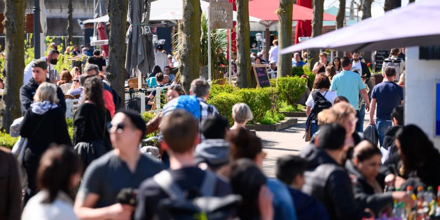 Zahlreiche Spaziergänger und Restaurantgäste sind nahe dem Elbstrand in Övelgönne unterwegs. Einer Studie zufolge bewerten die meisten Menschen den Tourismus für ihren Wohnort positiv.