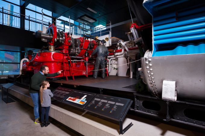 Im Verkehrshaus in Luzern steht der originale Maschinenraum des DS «Pilatus», das von Sulzer hergestellt wurde und 1895 bis 1966 auf dem Vierwaldstättersee verkehrte; an ihr können kleine und grosse Besucherinnen und Besucher nachvollziehen, wie die Maschine den im Kessel erzeugten Dampf in mechanischen Vortrieb verwandelte. d