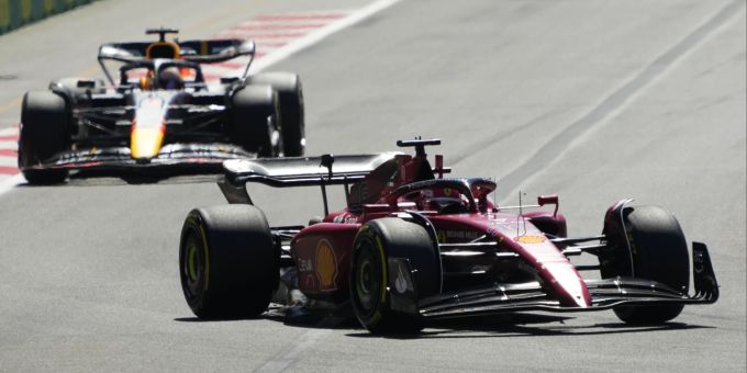 Charles Leclerc (Ferrari) vor Max Verstappen (Red Bull) beim Aserbaidschan-GP der Formel 1. Max Verstappen Charles Leclerc