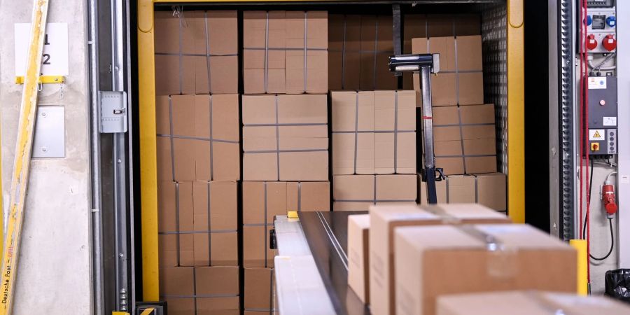 Pakete werden aus verschiedenen Lkw im Mega-Paketzentrum der Deutsche Post DHL Group angeliefert und zur Verteilung weitergeleitet. Der Paketboom in Deutschland hält an.