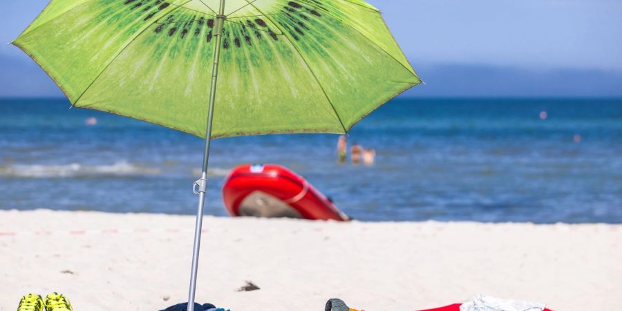 Die meisten europäischen Länder haben ihre strengen Corona-Bestimmungen inzwischen aufgehoben. Doch auf einige Regeln müssen sich Urlauber weiterhin einstellen.