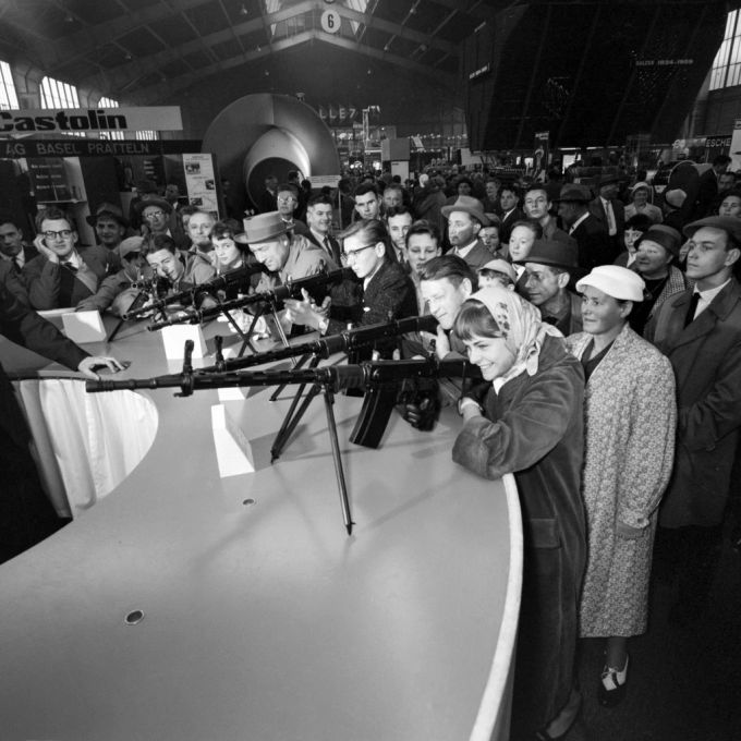 Besucherinnen und Besucher zielen mit dem neuen SIG-Sturmgewehr 57 an der 43. Mustermesse im April 1959 in Basel. eidgenössische finanzkontrolle