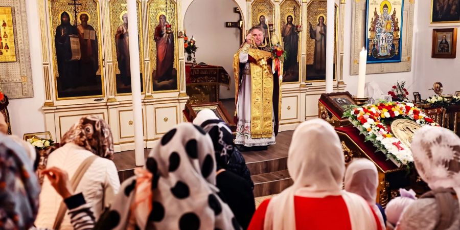 Abt (Hegumen) Andrei hält in der Christi-Verklärungs-Gemeinde in Baden-Baden einen russisch-orthodoxen Ostergottesdienst ab.