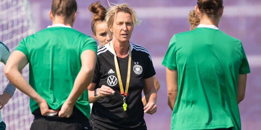 Bundestrainerin Martina Voss-Tecklenburg wendet sich beim Training an die Spielerinnen.