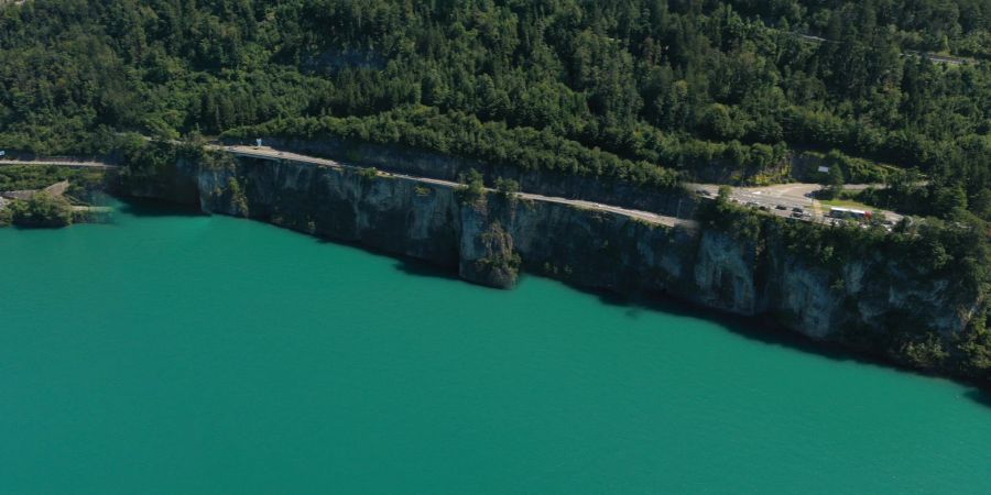 Das Auto stürzte kurz nach dem Wolfsprung (rechts) die rund 45 Meter hohe Felswand hinunter.