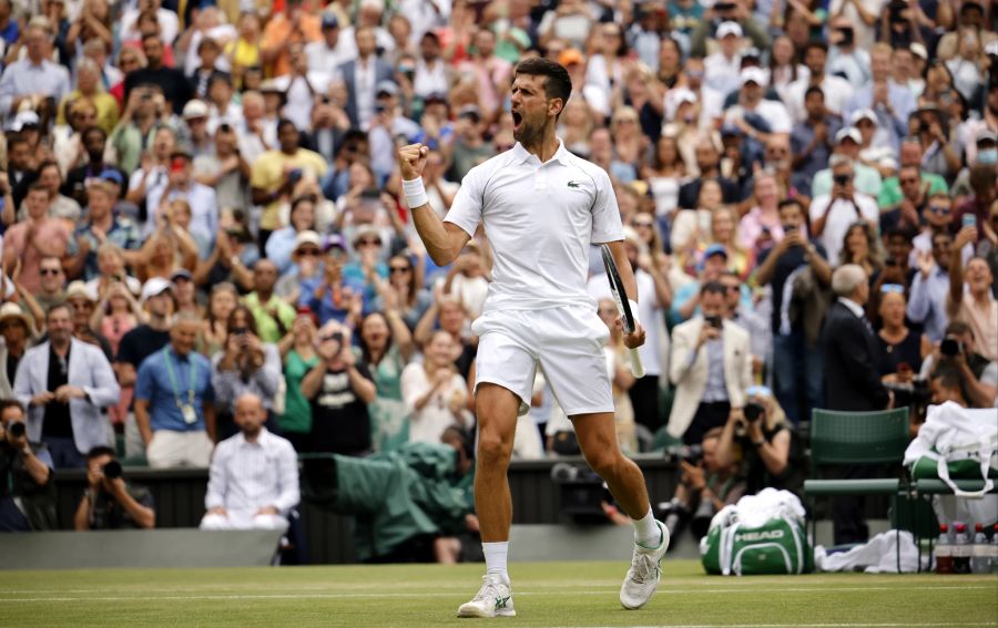 Pure Erleichterung bei Novak Djokovic nach dem Fünfsatz-Sieg gegen Jannik Sinner.