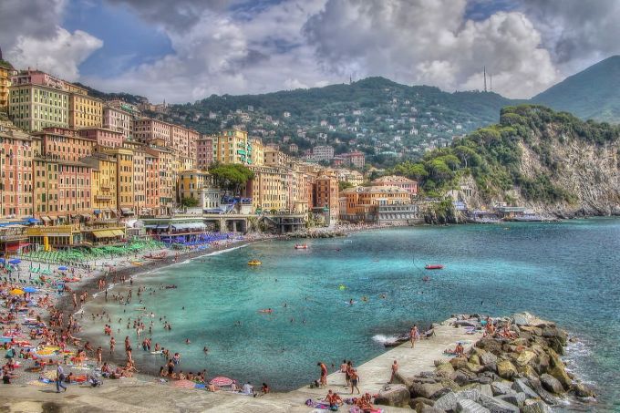 An Stränden in Italien, wie hier in Ligurien, dürfte man dieses Jahr auch auf viele Schweizer treffen. Ligurien Urlaub Italien