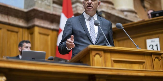 Teilerfolg für Gesundheitsminister Alain Berset: Der Nationalrat befürwortet gesetzlich verankerte Kostenziele im Gesundheitswesen. Damit soll der Kostenbremse-Initiative der Mitte-Partei begegnet werden. Teilerfolg für Gesundheitsminister Alain Berset: Der Nationalrat befürwortet gesetzlich verankerte Kostenziele im Gesundheitswesen. Damit soll der Kostenbremse-Initiative der Mitte-Partei begegnet werden.
