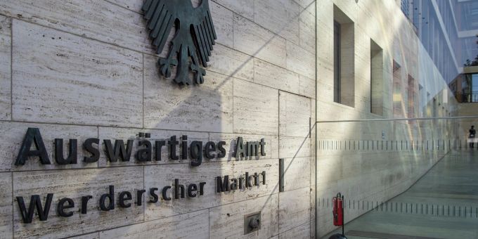 Das Auswärtige Amt verzichtet bei der Aufnahmeprüfung in diesem Jahr auf einen psychologischen Test. Die Anforderungen an die Bewerber werden dadurch aber nicht einfacher. Das Auswärtige Amt verzichtet bei der Aufnahmeprüfung in diesem Jahr auf einen psychologischen Test. Die Anforderungen an die Bewerber werden dadurch aber nicht einfacher.