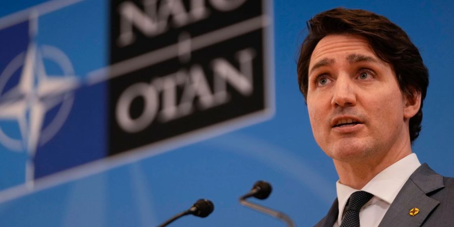 Kanadas Premierminister Justin Trudeau am Rande eines Nato-Sondergipfels Ende März. Sein Land kündigt die Lieferung schwerer Waffen an die Ukraine an.