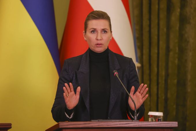 Mette Frederiksen spricht an der Pressekonferenz mit Präsident Selenskyj und Pedro Sánchez. EPA/MIGUEL GUTIERREZ ukraine