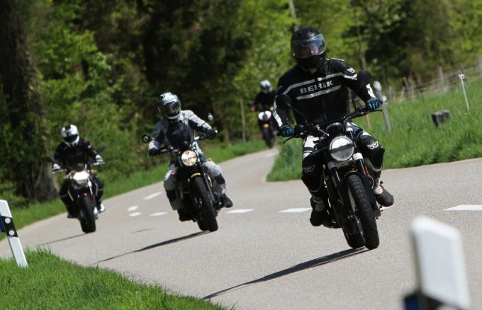 Gefahren wird auf der Landstrasse auf einer 20-Minuten-Runde. Töff-Testtage