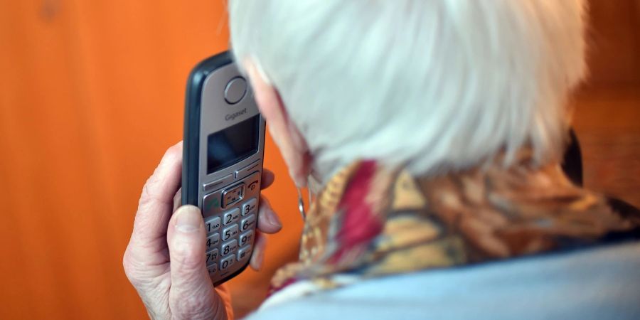 Die Bilder aus der Ukraine wecken Sorgen und bei älteren Deutschen auch alte Erinnerungen: Beim Seniorentelefon Silbernetz ist die Zahl der Anrufe während des Krieges gestiegen.