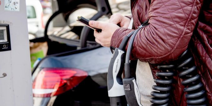 Apps können E-Autofahrern dabei helfen, passende Ladesäulen zu finden, Strom zu tanken und dann zu bezahlen. Apps können E-Autofahrern dabei helfen, passende Ladesäulen zu finden, Strom zu tanken und dann zu bezahlen.
