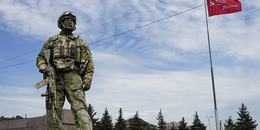 Ein russischer Soldat Mitte Mai im besetzten Gebiet Cherson in der Südukraine. (Archivbild) Foto: Uncredited/AP/dpa