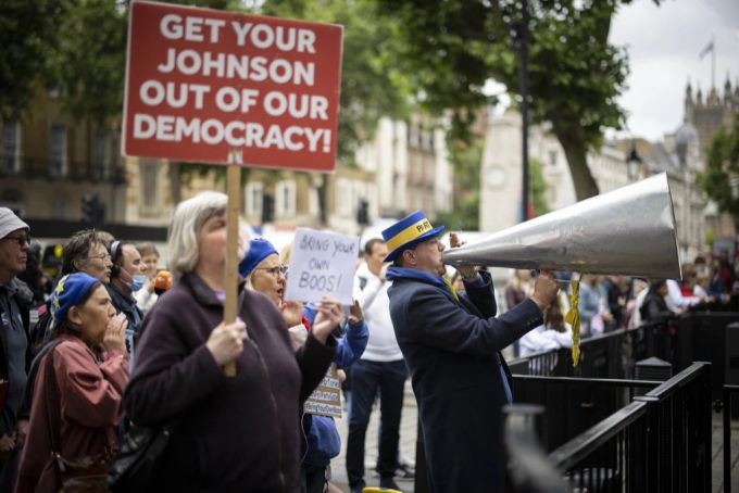 Leute demonstrieren gegen Premier Boris Johnson. Boris Johnson