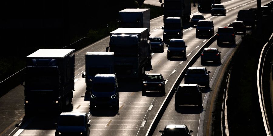 Auf zwei Autobahnen in Baden-Württemberg müssen Autofahrer am Wochenende wegen Sperrungen deutlich mehr Geduld mitbringen.