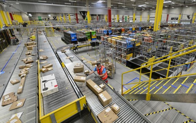 Verteilungszentrum von Amazon. Amazon