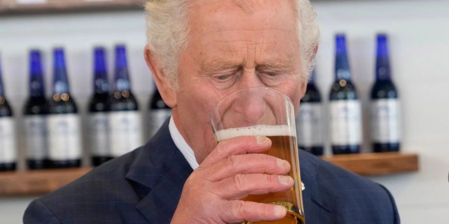 Prinz Charles probiert ein Bier in der Quidi Vidi Brauerei im kanadischen St. John's.