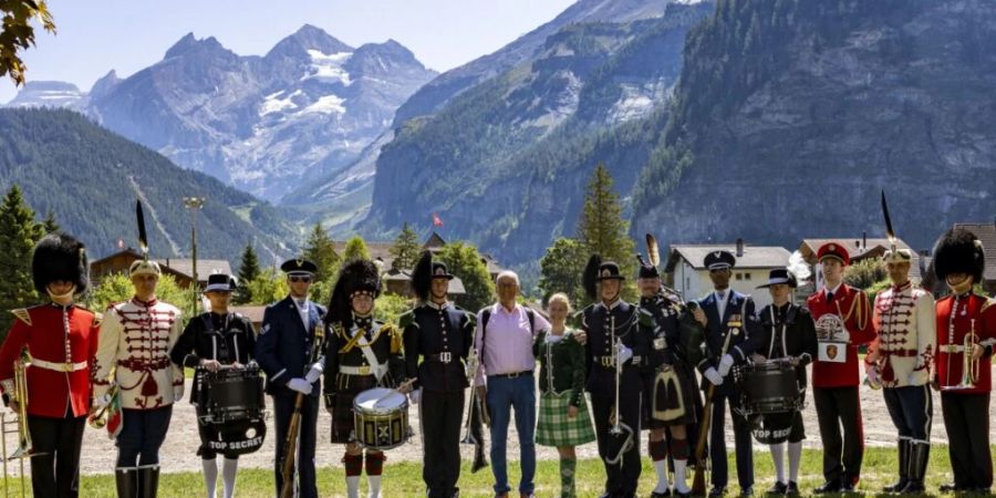 Alt Bundesrat Ogi inmitten der internationalen Geburtstagsdelegation von Basel Tattoo.