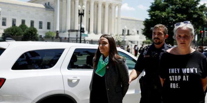 Abgeordnete Alexandria Ocasio-Cortez wird abgeführt Abgeordnete Alexandria Ocasio-Cortez wird abgeführt