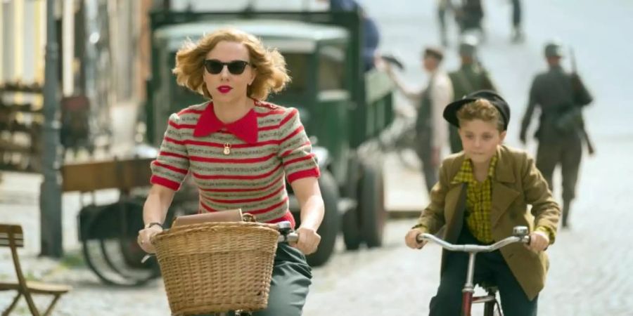 Jojo (Roman Griffin Davis) hat einen imaginären Freund. Seine Mutter (Scarlett Johansson) ahnt nichts davon. Foto: Twentieth Century Fox/dpa