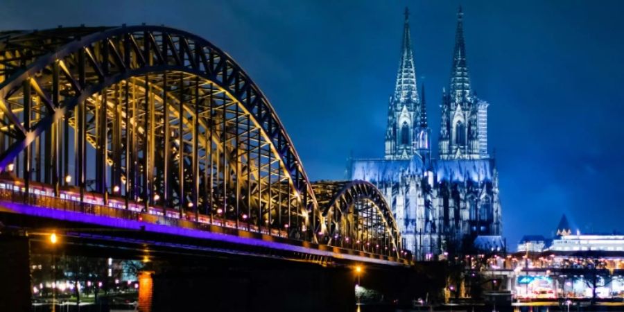 Hohenzollernbrücke und Dom in Köln