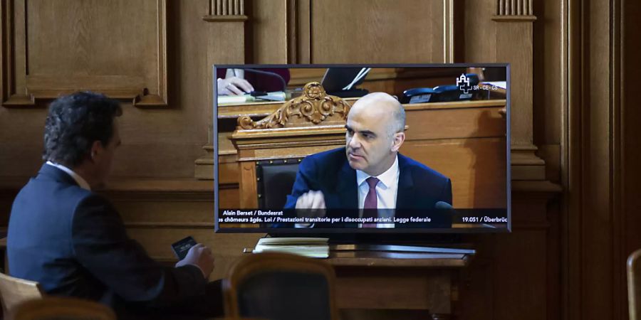 Auch er steht am Mittwoch im Fokus: Innenminister Alain Berset wird im Nationalrat die bundesrätliche Vorlage zur Überbrückungsrente für ältere Arbeitslose verteidigen. (Archivbild)