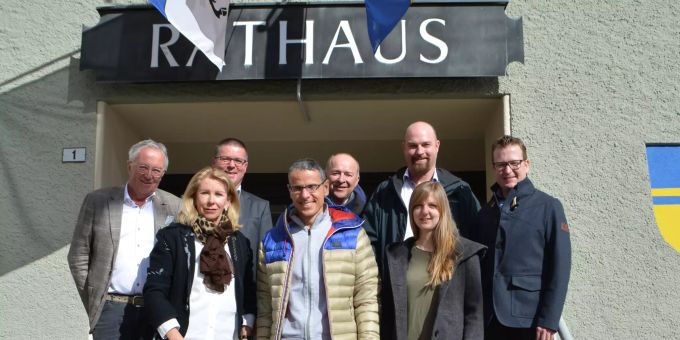 Urs Wiprächtiger (Verein Shopping Promenade Platz), Prisca Koller (Verein Zweitwohnungsbesitzer Davos), Stefan Steiner (Regionalentwicklung), Boris Bossi (Handels- und Gewerbeverein Davos), Jean-Pierre Galey (Destination Davos Klosters), Remo Dieth (Verein Shopping Promenade Platz), Zoe Käser (Verein Shopping Promenade Platz), Adrian Weber (Verein Hotel Gastro Davos) City Management Board