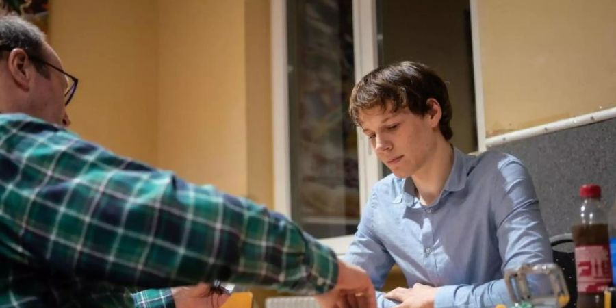 Wenn Spielefans wie Cosmo (18, r) und Torsten (52, l) bei einem Turnier des Sammelkarten-Spiels «Magic» gegeneinander antreten, geniessen sie die Gesellschaft Gleichgesinnter. Foto: Frank Rumpenhorst/dpa