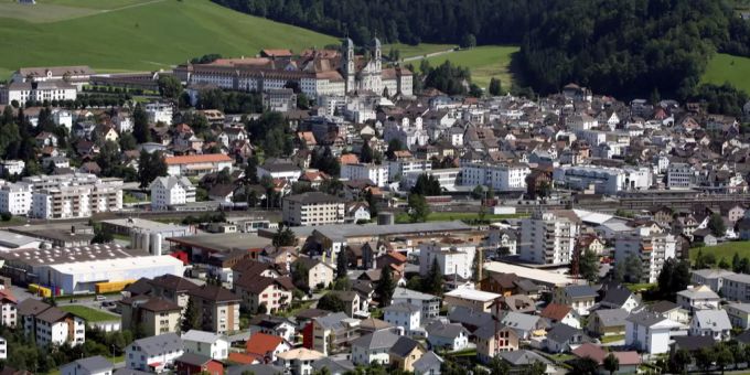 Das Dorf Einsiedeln mit dem Benediktinerkloster. Einsiedeln