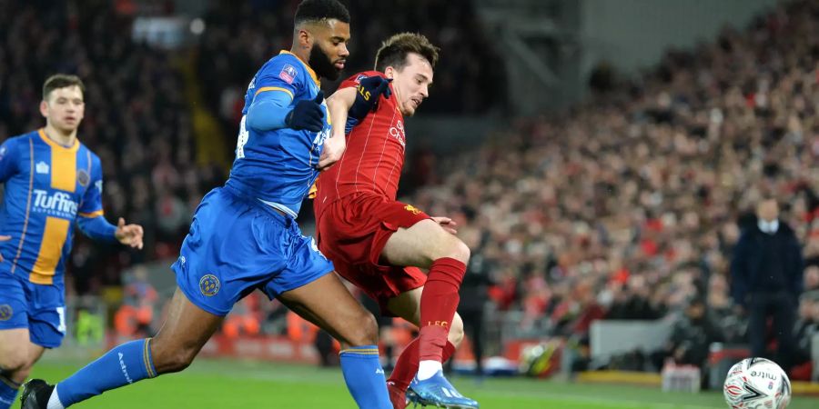 Liverpools Liam Miller im Zweikampf mit Shrewsburys Ethan Ebanks-Landell.