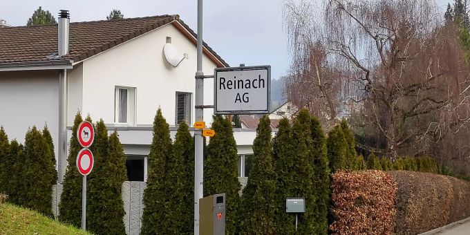 Ortsschild in Reinach. Ortsschild in Reinach.