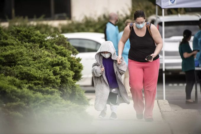 Eine Mutter verlässt mit ihrem Kind eine Klinik in Alabama. Virus Outbreak Alabama