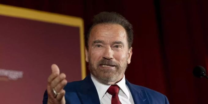 Arnold Schwarzenegger reagiert mit Humor auf die Corona-Krise. Foto: Paul Bersebach/Orange County Register via ZUMA/dpa arnold schwarzenegger