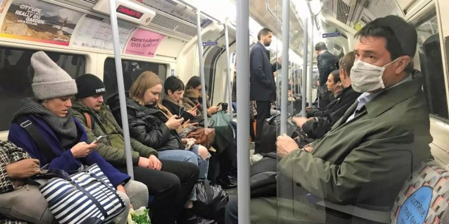 Fahrgast mit Mundschutz in der Londoner U-Bahn. Foto: Kirsty O'connor/PA Wire/dpa