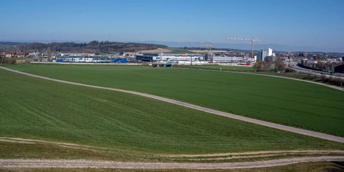 Blick auf Moosseedorf, Urtenen-Schönbühl, das Shoppyland und die A1 in Richtung Zürich vom Grauholz Denkmal aus. - Moosseedorf Blick auf Moosseedorf, Urtenen-Schönbühl, das Shoppyland und die A1 in Richtung Zürich vom Grauholz Denkmal aus. - Moosseedorf