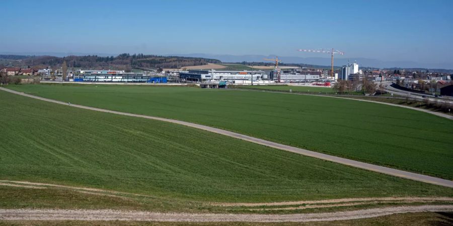 Blick auf Moosseedorf, Urtenen-Schönbühl, das Shoppyland und die A1 in Richtung Zürich vom Grauholz Denkmal aus.