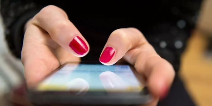 Eine Frau tippt auf einem Smartphone coronavirus