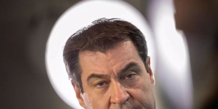 Eine Schutzmaskenpflicht in Supermärkten wie in Österreich sei derzeit nicht geplant, sagte Bayerns Ministerpräsident Markus Söder (CSU). Foto: Peter Kneffel/dpa /dpa