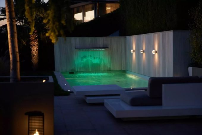 Terrasse mit Pool in der Luxus-Residenz. coronavirus
