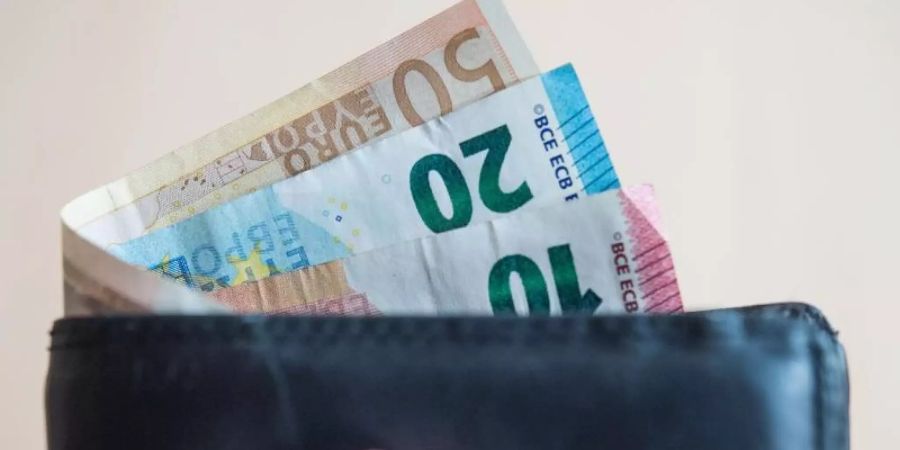 Gehaltserhöhung schlägt Inflation: Unter dem Strich haben die Tarifbeschäftigten mehr Geld im Portemonnaie. Foto: Lino Mirgeler/dpa