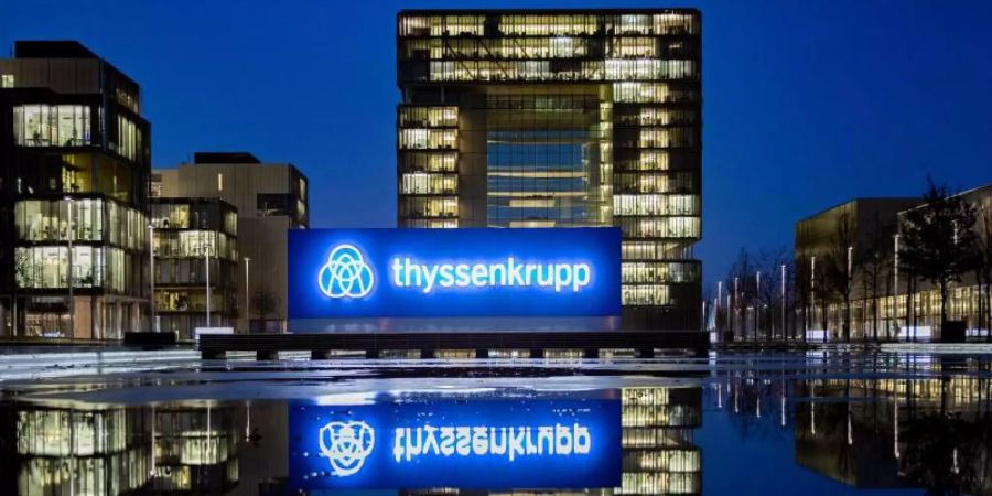 Die Konzernzentrale von ThyssenKrupp in Essen. Mit den Einnahmen aus dem Verkauf der Aufzugssparte sieht sich der Konzern in der Lage, den Umbau des Unternehmens konsequent voranzutreiben. Foto: Marcel Kusch/dpa