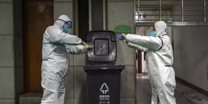 Rettungskräfte in Wuhan entsorgen ihre Ausrüstung. (Archivbild) ABB