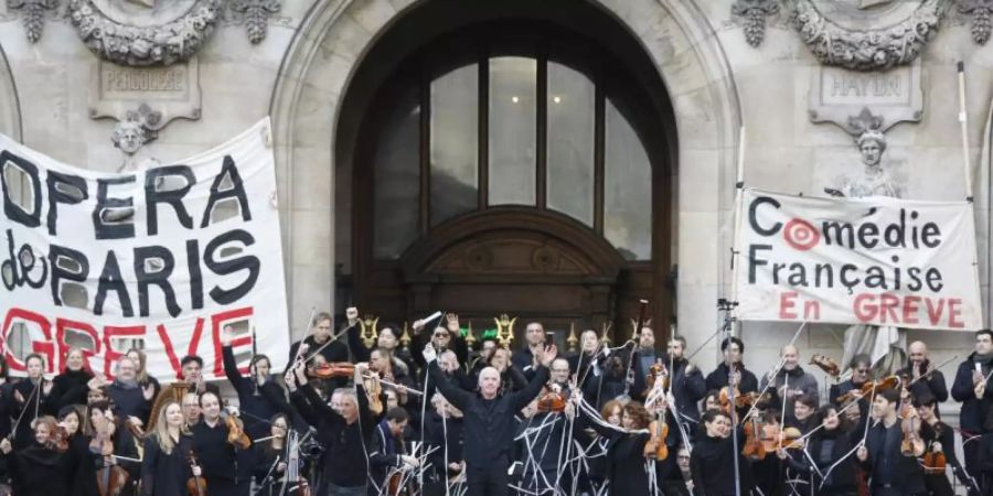 Streikende Musiker haben vor der Oper Garnier ein Konzert gegeben. Foto: Thibault Camus/AP/dpa