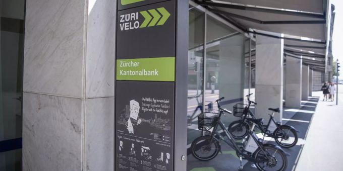 Leihräder bei einer Züri Velo Station mitten in der Stadt. Züri Velo