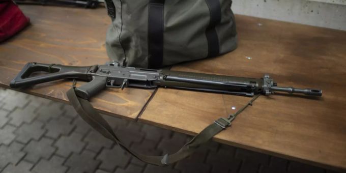 Eine Bande wurde für den Schmuggel von Sturmgewehren und Granaten ausgehoben. (Symbolbild) Sturmgewehr