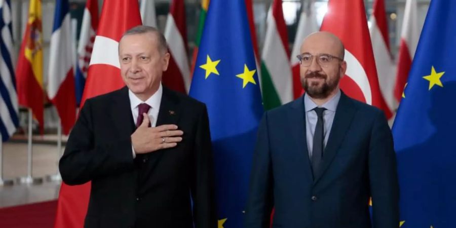 EU-Ratschef Charles Michel epmfängt den türkischen Präsidenten Recep Tayyip Erdogan in Brüssel. Foto: Virginia Mayo/AP/dpa